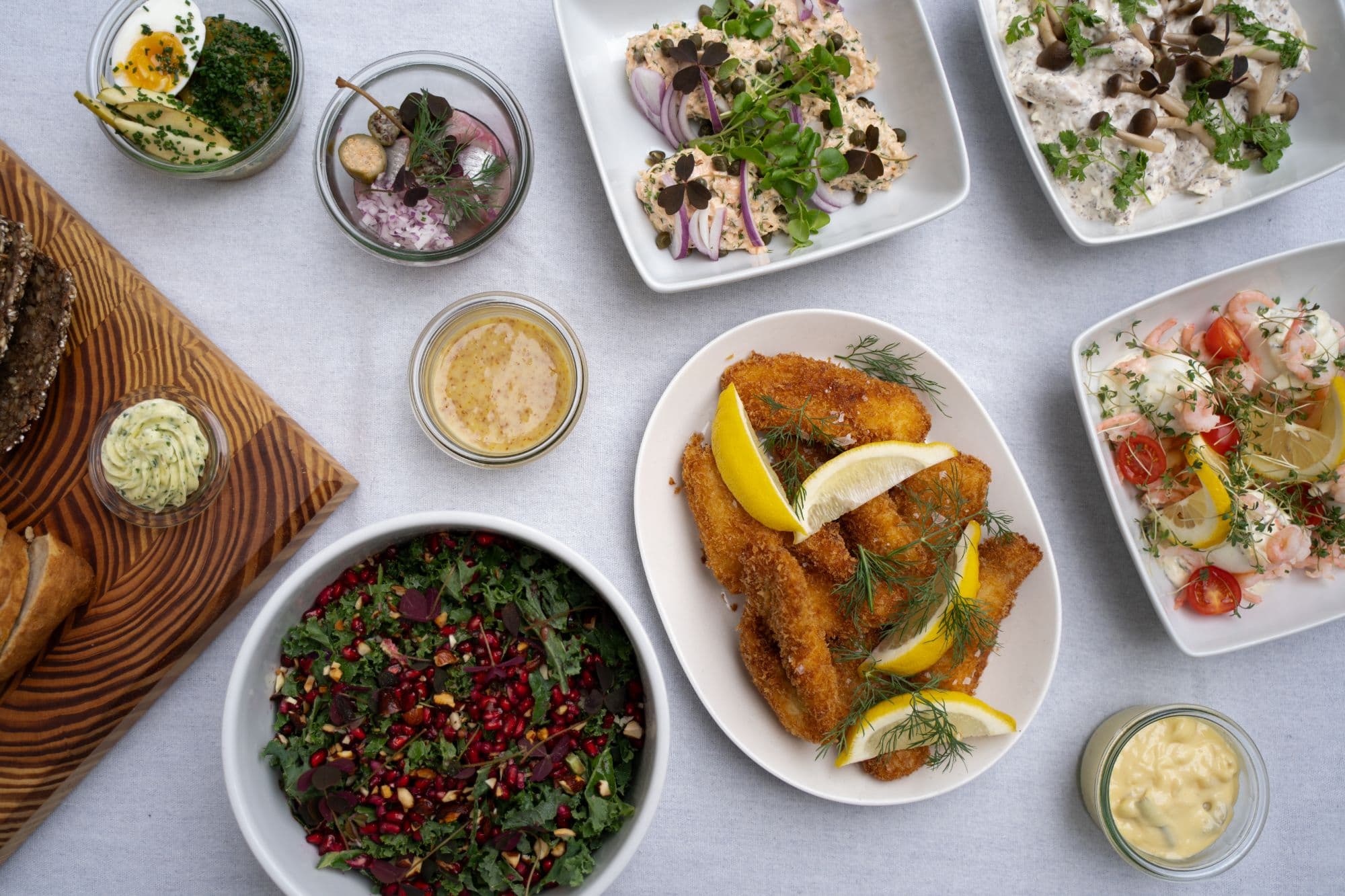 Det kolde bord med sild, lakserilette, fiskefilet med citron, rejer og grønkålssalat med granatæble