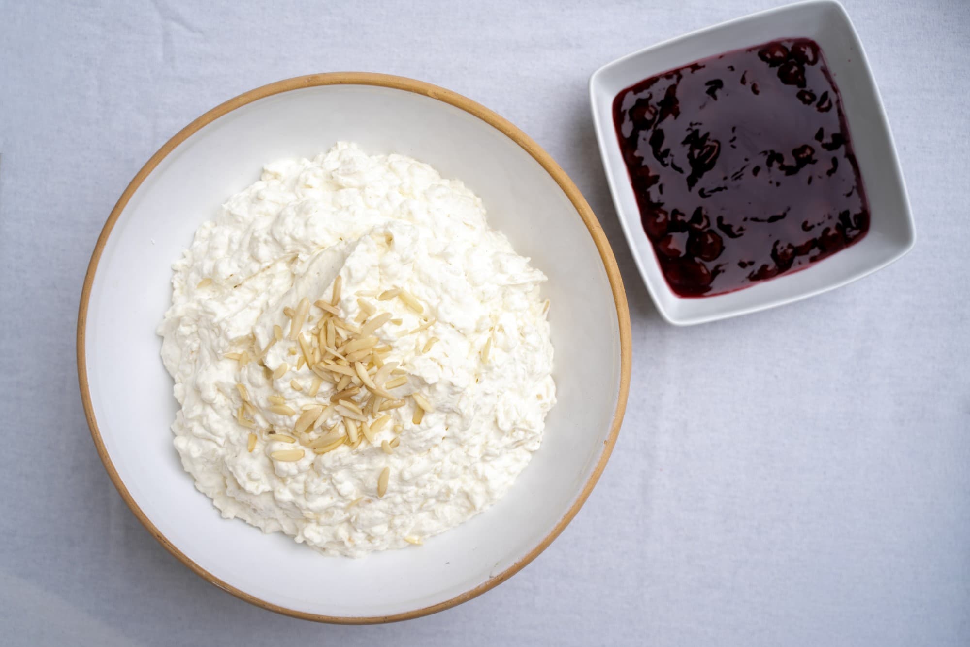 Ris a la mande med mandler og kirsebærsauce