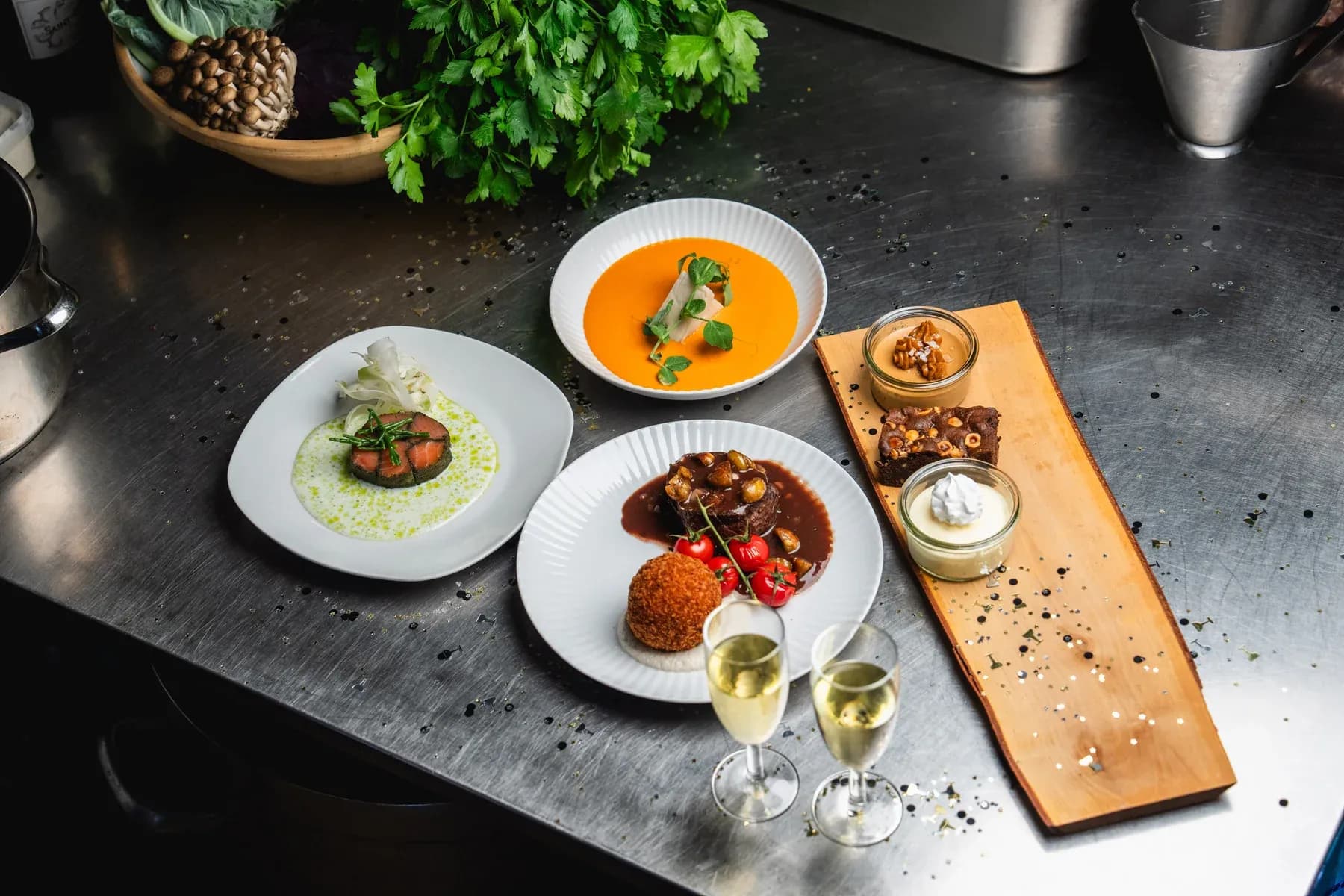 Opdækning med forret, suppe, hovedret, dessert og champagne fra MÆSK