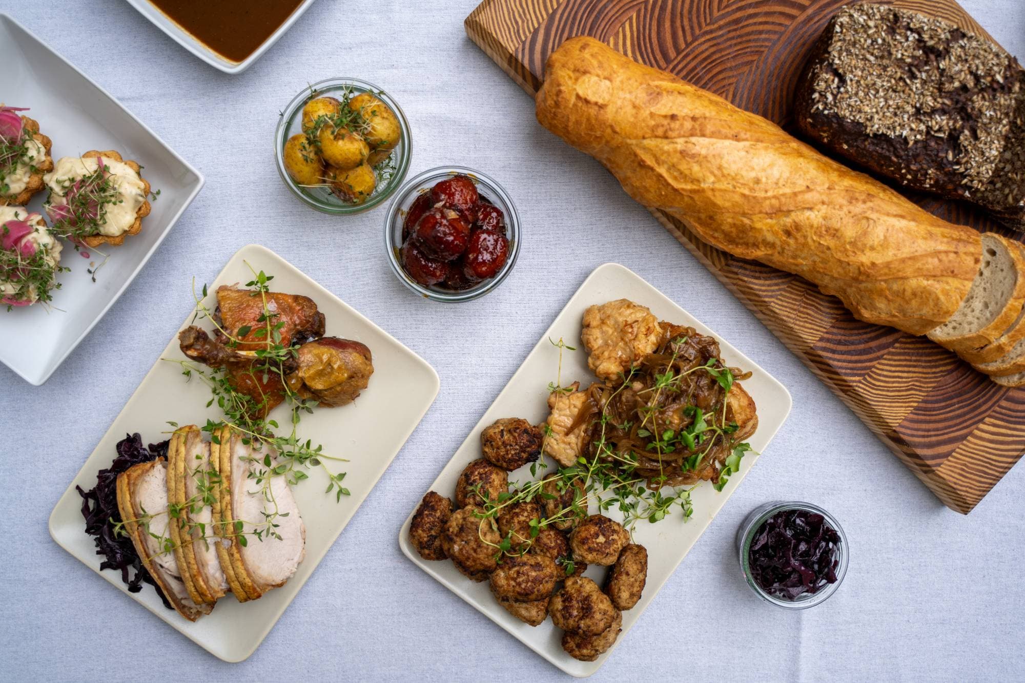 Julebord fra MÆSK med flæskesteg, andelår, frikadeller, tarteletter, kartofler og brød