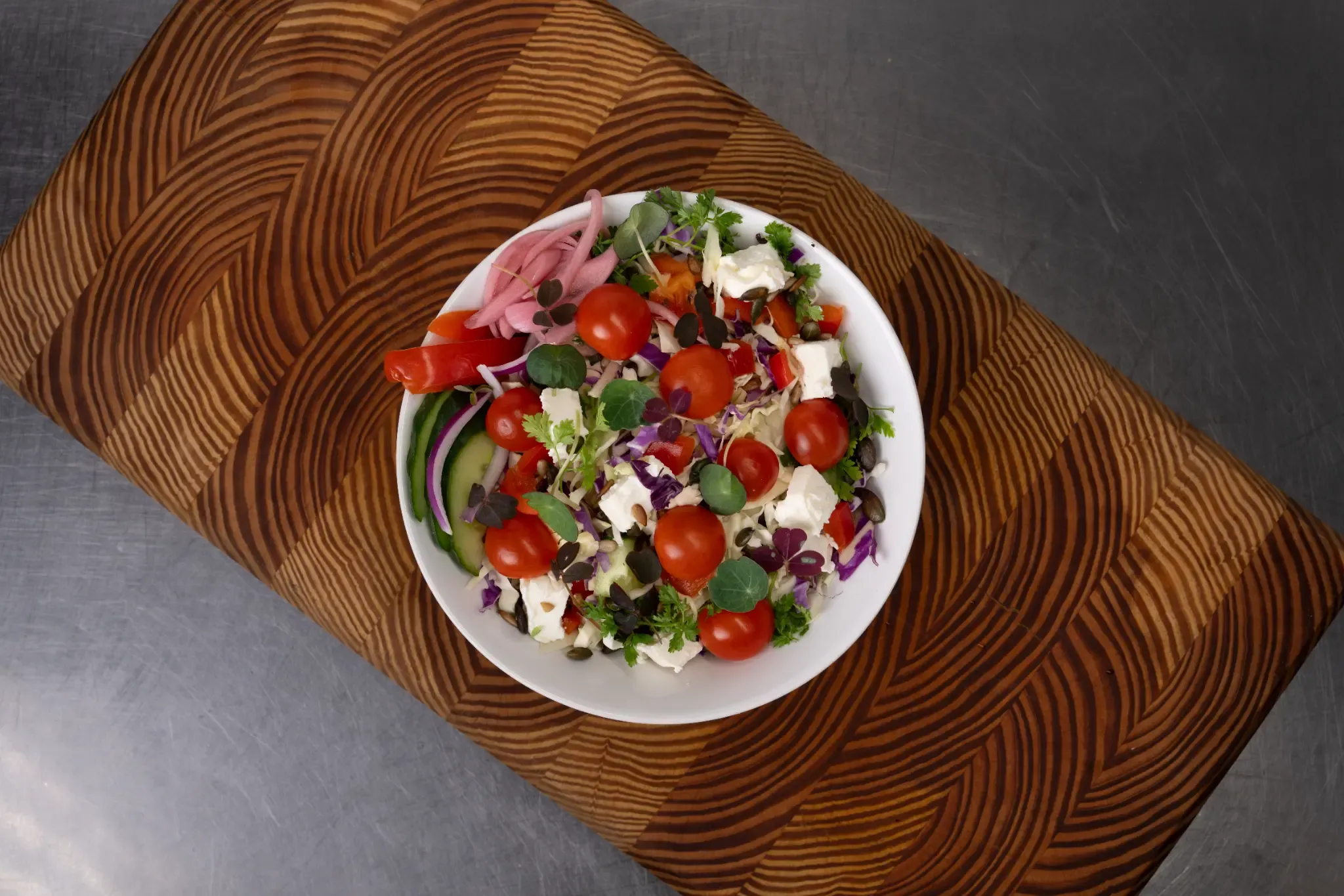 Farverig salat med tomat og feta fra en tidligere MÆSK-ugemenu
