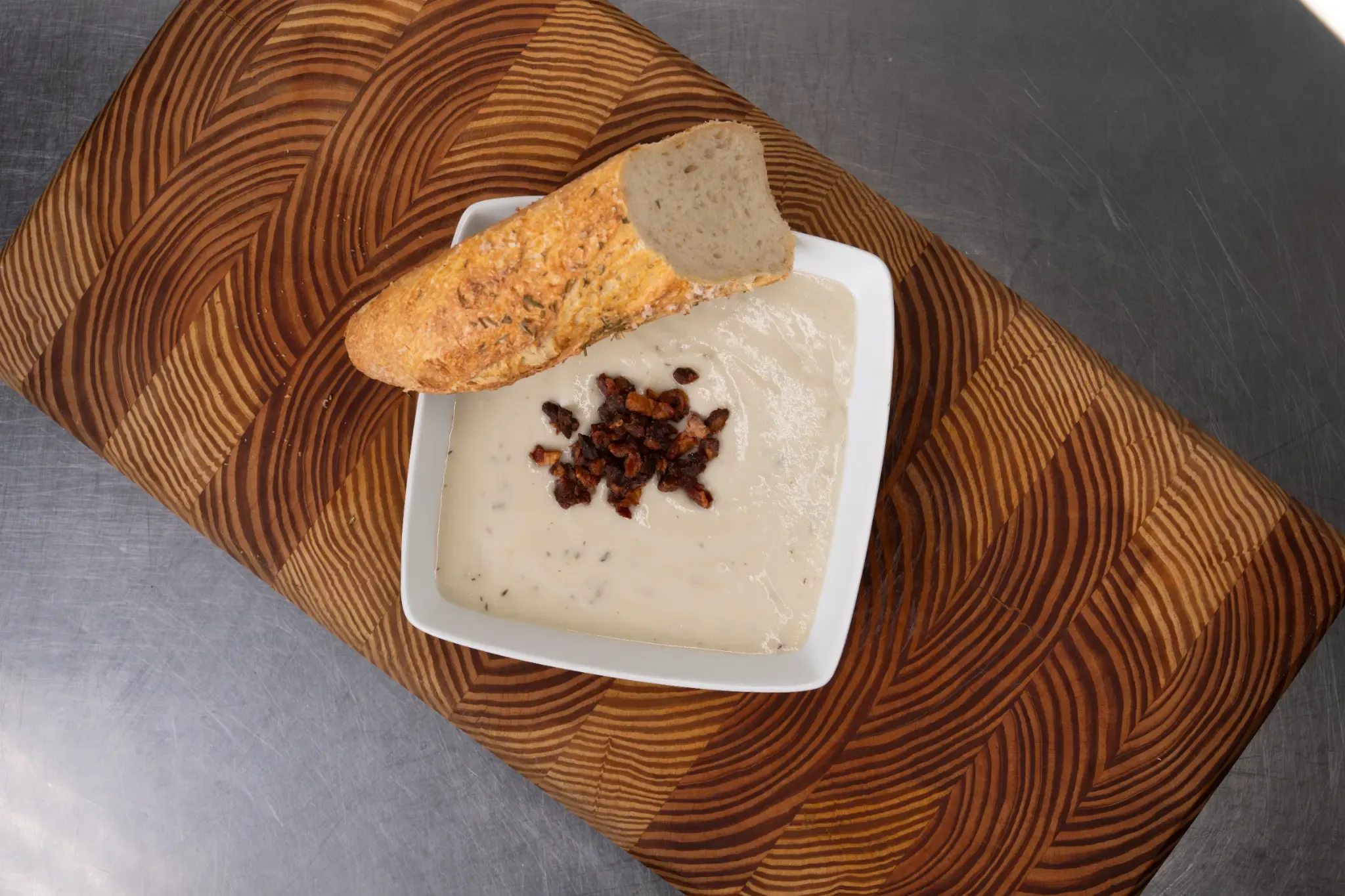 Cremet suppe med sprødt topping og brød fra en tidligere MÆSK-ugemenu