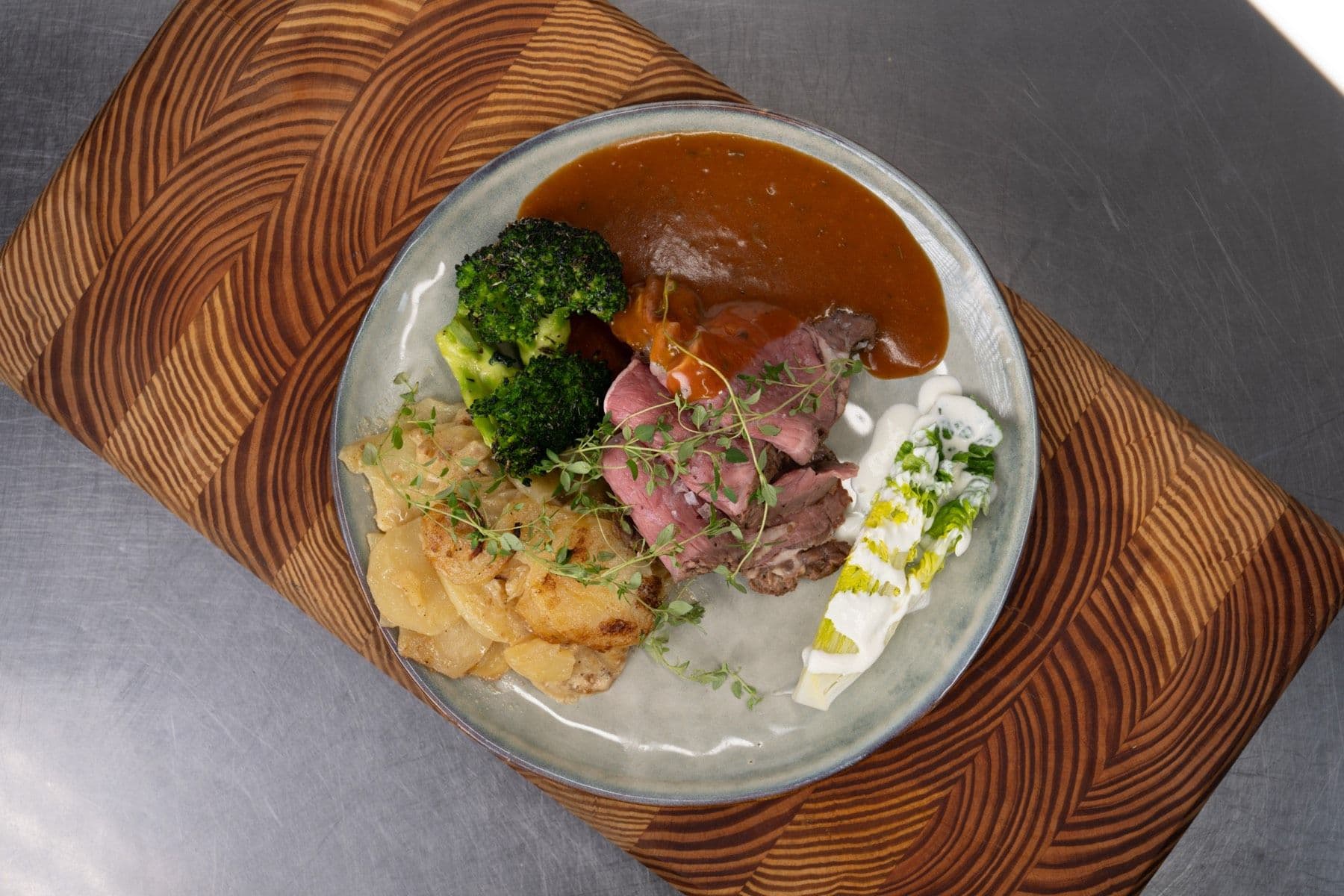 Oksesteg med sauce, broccoli og kartofler fra en tidligere MÆSK-ugemenu