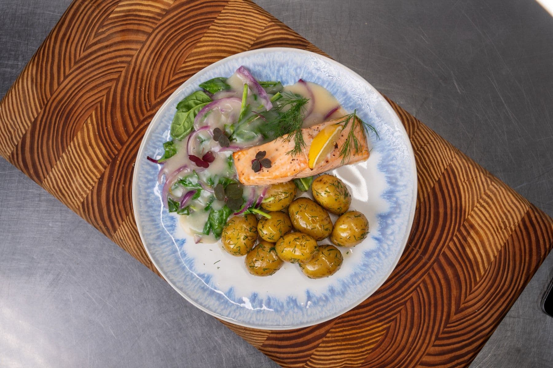 Laks med nye kartofler og salat fra en tidligere MÆSK-ugemenu
