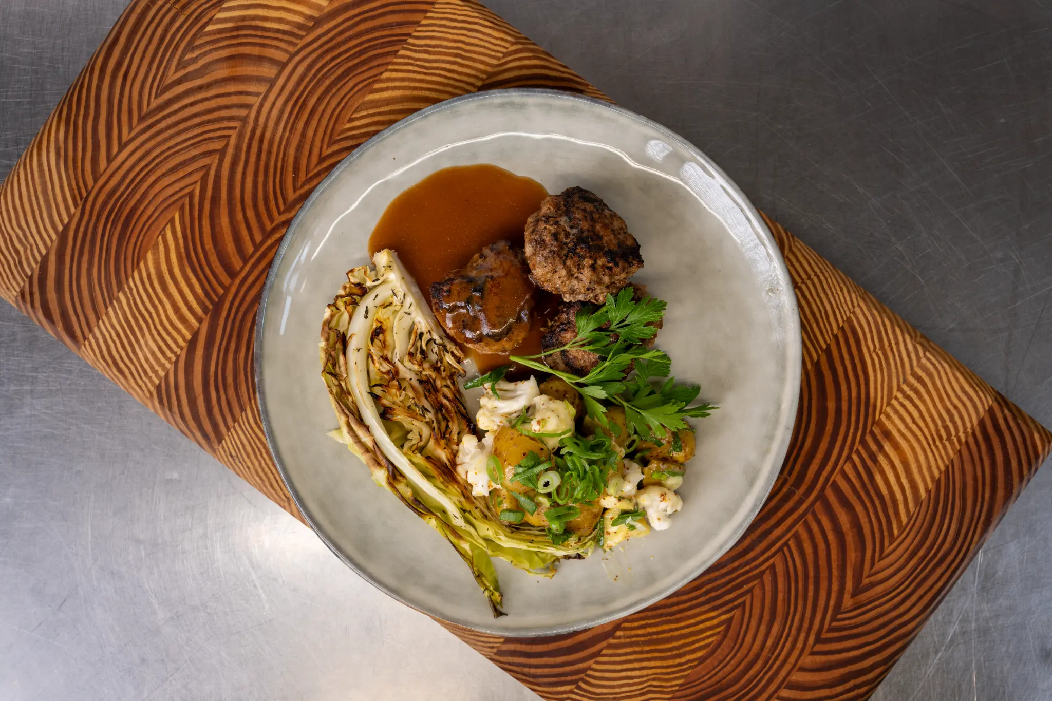 Frikadeller med sauce, grillet porre og grønt fra en tidligere MÆSK-ugemenu