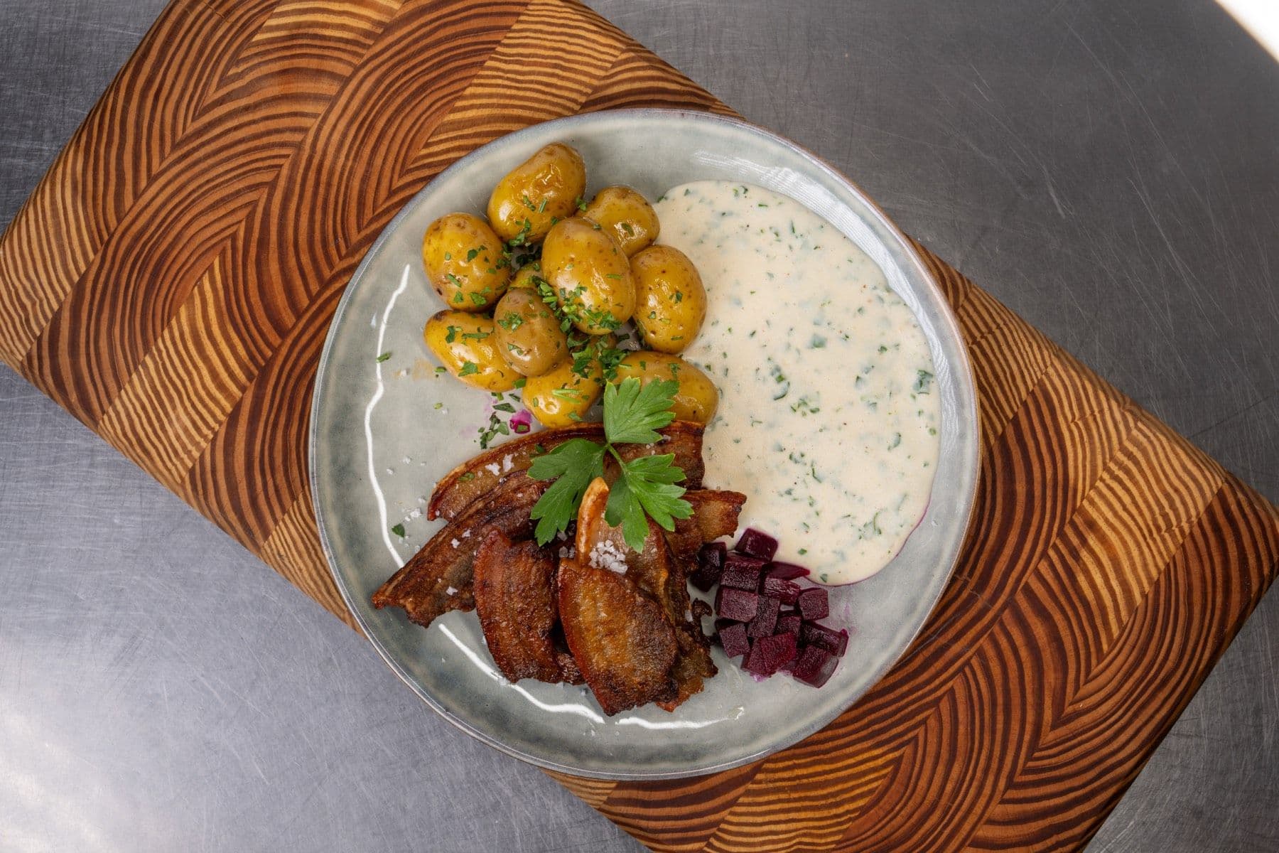 Stegt flæsk med persillesovs, nye kartofler og rødbeder fra en tidligere MÆSK-ugemenu
